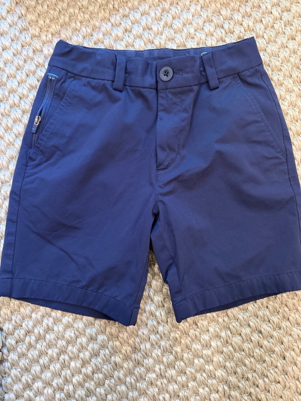 Vineyard Vines performance breaker shorts. Size 8 Navy